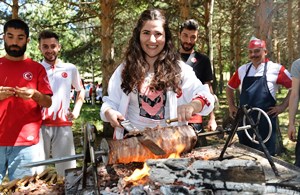 Vali Memiş’ten Milli Atletlere cağ kebap ziyafeti