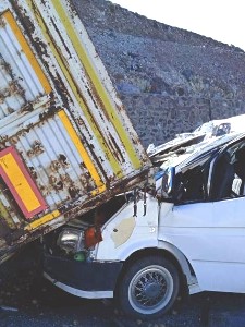 Tır ile minibüs kafa kafaya çarpıştı: 2 yaralı