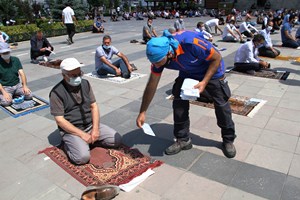 AFAD ekipleri cuma namazı öncesi vatandaşlara maske dağıttı