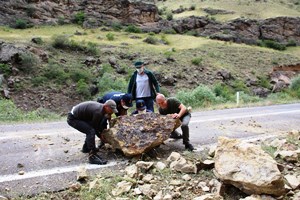 Yolu kapatan dev kayalar vatandaşlar ve jandarma tarafından temizlendi