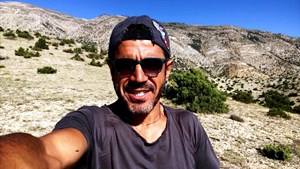 Profesyonel base jump sporcusu Cengiz Koçak, Zafer Bayramı’na özel bir atlayış gerçekleştirdi