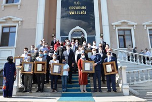 Erzurum’da 5 şehit ailesine ve 2 gaziye 'Devlet Övünç Madalyası' verildi