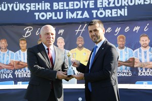 BB Erzurumspor 9 yeni futbolcuya toplu imza töreni düzenledi