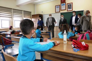 Minik öğrencilere Başkan Orhan sürprizi