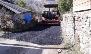 Büyükşehir Belediyesi ekipleri Olur mahallelerinde asfalt çalışması yapıyor