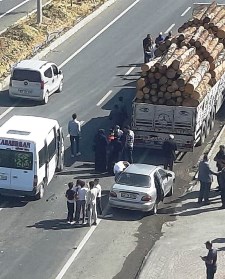 Ağaç yüklü kamyon minibüse çarptı, faciadan dönüldü