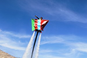 Su üzerinde yapılan gösteride Azerbaycan ve Türk bayrağı açıldı