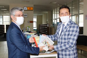 İran konsolosu Halk Kütüphanesi'ne bin kitap bağışladı