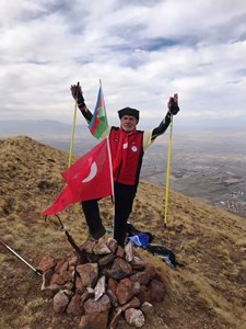 Zirveye Türkiye-Azerbaycan bayrağını astılar