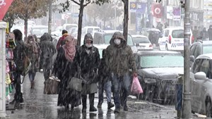 Erzurum İl merkezine mevsimin ilk karı yağdı