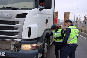 Jandarma trafik ekiplerinden kış lastiği uygulaması