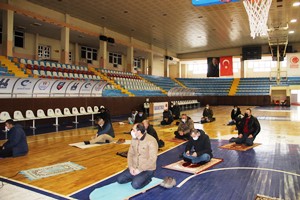 Erzurum’da cuma namazı spor salonlarında kılındı