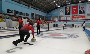 Curling 2. Lig müsabakaları Erzurum’da devam ediyor