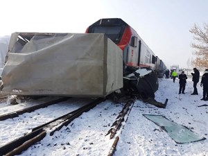 Erzurum’da tren kamyonete çarptı: 1 yaralı