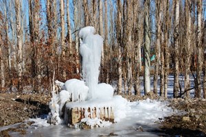 Çeşme soğuktan patladı, ortaya buzdan heykel çıktı
