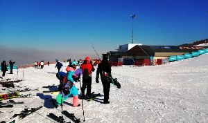 Yaşadıkları ilde kar olmadığı için Erzurum’a kayak yapmaya geldiler