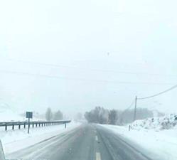 Erzurum - Horasan karayolunda kar ve tipi nedeniyle ulaşım güçlükle sağlanıyor