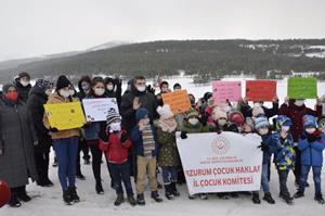 Çocuklar hem lastik rafting yaptı hem de yaban hayvanlarına yem bıraktı