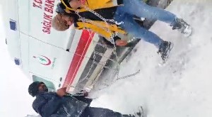 Ambulans fırtınada yolda kaldı