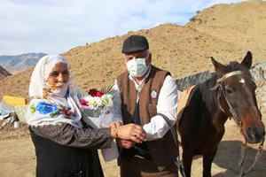 43 yıllık eşine Sevgililer Günü hediyesini at üstünde getirdi