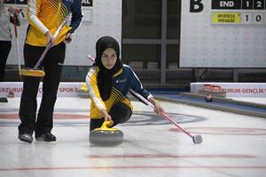 Curling Süper Lig müsabakaları 95 sporcunun katılımıyla Erzurum’da başladı