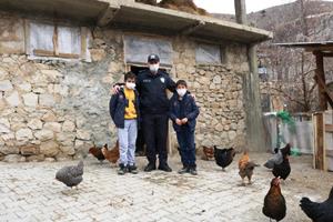 Polislerden soğuk kentin çocuklarına iç ısıtan yardım