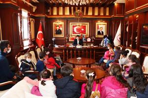 Minik öğrencilerden Başkan Yaşar'a ziyaret