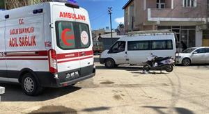 Horasan'da kamyonet motosikletli kuryeye çarptı: 1 yaralı