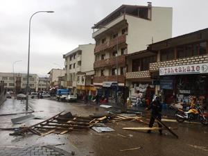 Rüzgarın uçurduğu çatının altında kalmaktan son anda kurtuldular