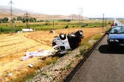 Tortum'da TIR şarampole yuvarlandı..