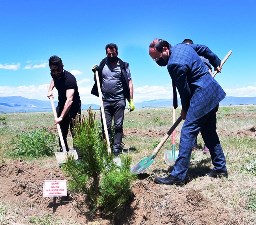 ETÜ kampüsüne 251 şehit anısına 251 fidan dikildi