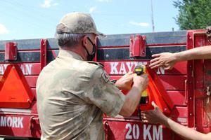 Traktör sürücülerine 'Reflektör Tak, Görünür Ol' sloganıyla reflektör dağıtımı yapıldı