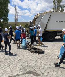 Önce çevre temizliği yaptılar sonra antrenmana çıktılar