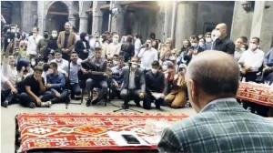 Erzurum'da gençlerle buluşan Cumhurbaşkanı Erdoğan'a "Elfida" sürprizi