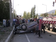 Flaş... Otomobil Elektrik Panosuna Çarpıp Takla Attı