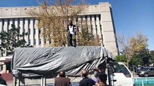 Adliye önünde bıçakla yüzünü parçalayıp, benzinle aracını yakmaya kalkıştı