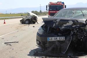 Erzurum’da feci kaza, araç ikiye bölündü:5 yaralı