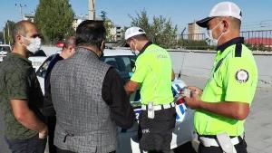 Polis, yaya geçitlerinde yol vermeyen sürücülere ceza uyguladı