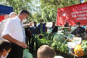 Herkes plaket alırken o valinin çizmelerini gözüne kestirdi