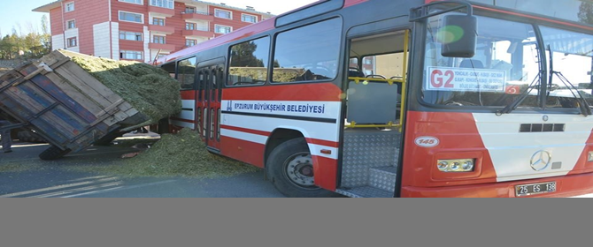 Erzurum'da traktörle, halk otobüsü çarpıştı...