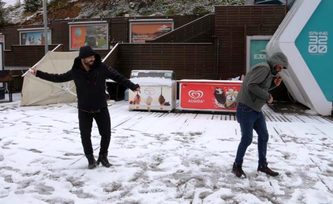 Erzurum’da yüksek kesimlere kar yağdı, vatandaşlar kartopu oynadı