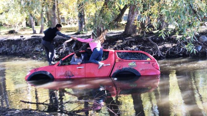 Off-Road aracı dereye uçtu, mahsur kalanlar camdan çıkartıldı