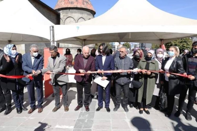 Erzurum’da ihtiyaç sahibi öğrenciler için hayır çarşısı düzenlendi