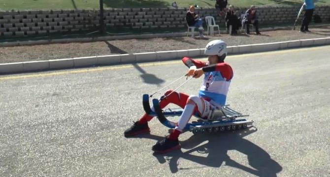 Tekerlekli kızaklarla kıyasıya yarış