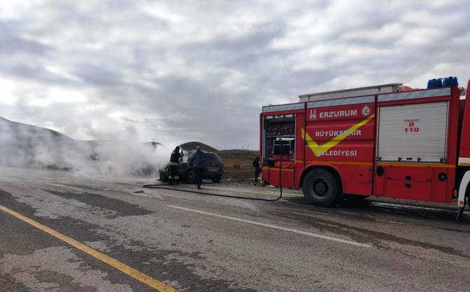 Seyir halindeki otomobil aniden alev aldı