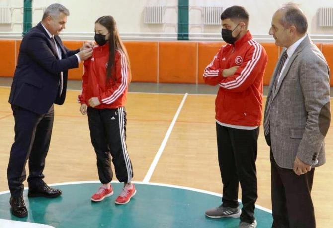 DSİ Bölge Müdürü başarılı sporcularını altınla ödüllendirdi