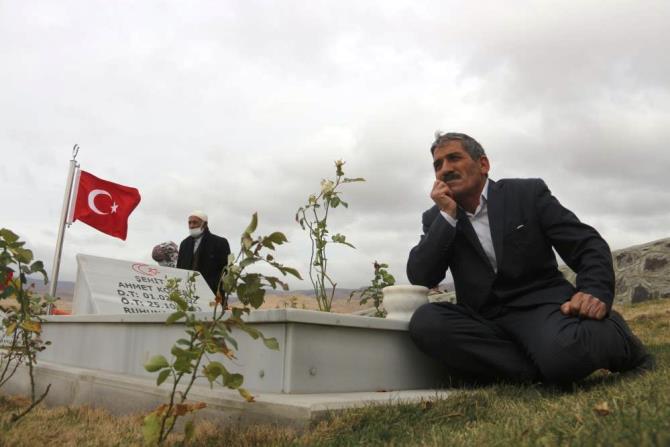 PKK tarafından katledilen 33 kişi mezarları başında anıldı