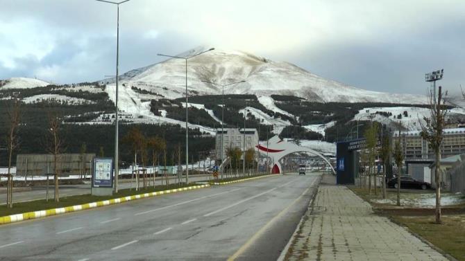 Palandöken beyaz gelinliğini giydi