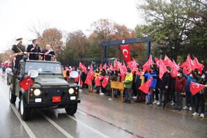 7’den 70’e yağmur altında Cumhuriyet Bayramını kutladılar