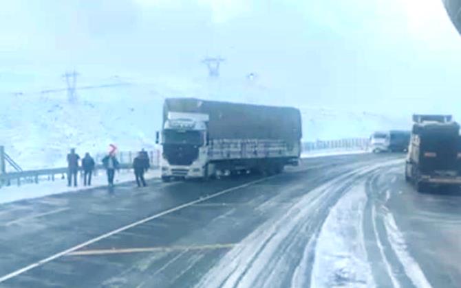 Erzurum’da yollar buz pistine döndü, onlarca tır mahsur kaldı